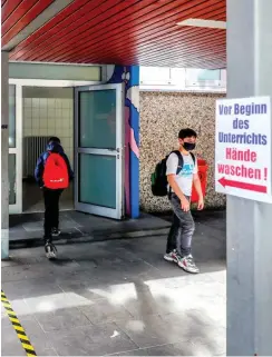  ?? Foto: imago images/Rupert Oberhäuser ?? Von Normalbetr­ieb kann an Schulen keine Rede sein.