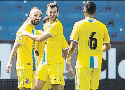  ?? FOTO: GETTY ?? Darder, felicitado por Baptistao tras lograr su gol El mallorquín fue el mejor del duelo ante el Burnley, flojo rival para los pericos