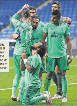  ??  ?? Marcelo, Ramos, Carvajal, Varane, Casemiro y Courtois celebran el 1-2 en el Reale Arena.