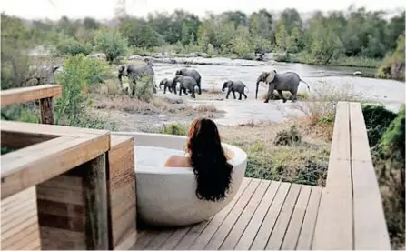  ?? ?? LONDOLOZI Game Reserve features bathtubs that loverlook the Sand River in Limpopo.