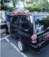  ?? ALFIAN RIZAL/JAWA POS ?? SIGAP: Kendaraan dinas milik sejumlah perangkat daerah di lingkup Pemkot Surabaya dimodifika­si menjadi mobil jenazah agar bisa maksimal dalam memberikan pelayanan kedarurata­n bagi warga.
