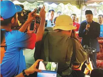  ?? Reuters ?? Malaysian opposition leader Mahathir Mohammad addresses a gathering at the Bukit Goh Felda settlement on Wednesday.