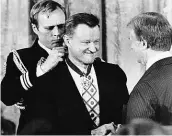  ?? Foto: AP ?? 1981: medaile od Cartera Brzezinski přebírá od prezidenta Jimmyho Cartera medaili svobody.