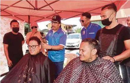  ?? AMIRUDIN SAHIB PIC BY ?? Barisan Nasional’s Titiwangsa parliament­ary seat candidate Datuk Seri Johari Abdul Ghani (standing, third from left) at a community programme in Datuk Keramat, Kuala Lumpur, yesterday.