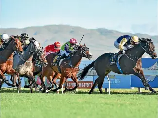  ?? RACE IMAGES. ?? Favourite Kawi wins the Makfi Stakes from roughies El Pescado (outside) and the grey Farm Boy.