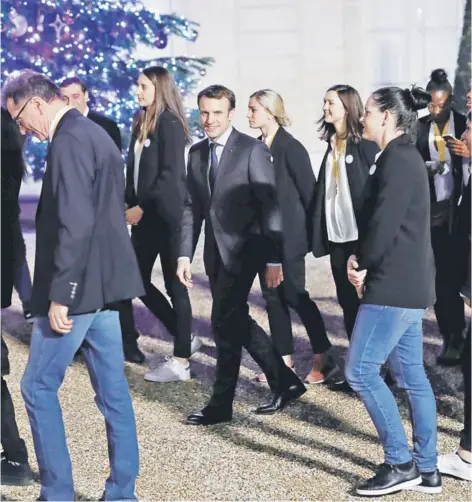  ??  ?? ► El Presidente Emmanuel Macron, recibe en el Palacio del Elíseo al equipo de handball femenino.