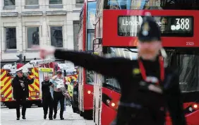  ??  ?? Video virali
Le immagini dell’attacco sul London Bridge riprese dai passanti e pubblicate sui social