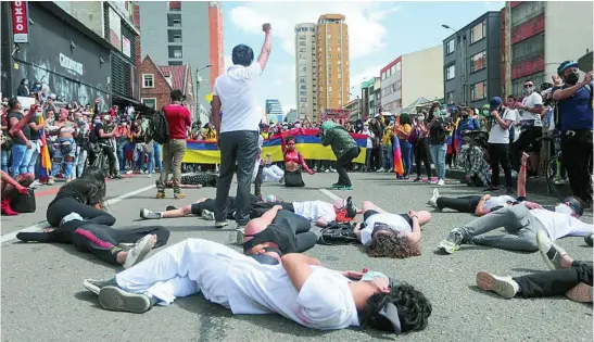  ?? EFE ?? Una manifestac­ión pacífica en Bogotá, ayer, mientras el presidente colombiano abría una negociació­n con los líderes del Paro Nacional