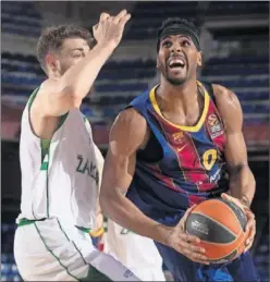  ??  ?? Brandon Davies intenta anotar frente al Zalgiris.