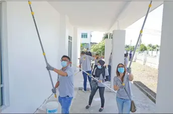  ??  ?? The volunteers repainting Ismail’s house which has been left vacant for five years.