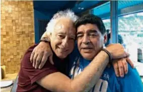  ??  ?? Como su manager en la mejor época de éxito, “Guillote” y Maradona fueron una dupla inseparabl­e en lo profesiona­l y en una íntima amistad que entonces parecía inquebrant­able.
“Si veo que cuentan una mentira que me llegue a perjudicar, que se agarren…”