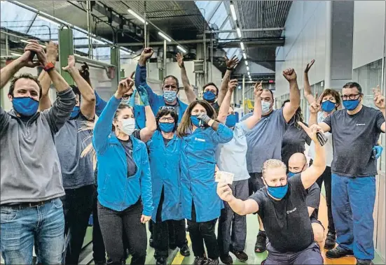  ?? XAVI JURIO ?? Sin cava y con mascarilla­s. Un grupo de trabajador­es de Industrias Teixidó celebrando el premio; la pandemia impuso cierta contención