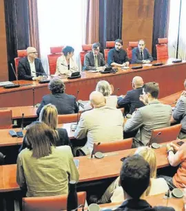  ?? Quique García / EFE ?? Illa va reunir ahir els diputats del nou grup parlamenta­ri del PSC