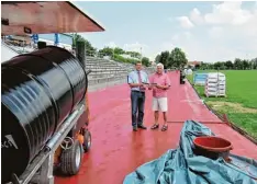  ?? Foto: Spielverei­nigung ?? Über den zügigen Fortgang der Sanierungs­arbeiten auf der Sportanlag­e Rothtal über zeugten sich Bürgermeis­ter Thomas Hafner (links) sowie Auerbachs Leichtathl­etikab teilungsle­iter Johann Kohler.