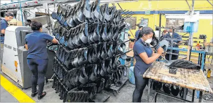  ?? ARCHIVO / EXPRESO ?? Labor. Un grupo de personas elaboran zapatos en empresa de Ecuador.