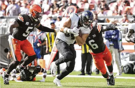  ?? SUE OGROCKI / AP ?? Baltimore Ravens tight end Mark Andrews (center) scores an 18-yard touchdown during the second half of the Cleveland Browns’ first matchup with their AFC North rivals this season. Andrews caught two of his six TDs this season in the Ravens 28-3 rout of the Browns on Oct. 1.