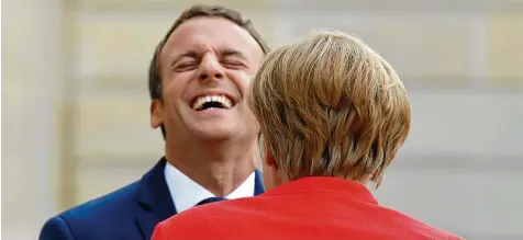  ?? Foto: Francois Mori, dpa ?? Merkel und Macron reden immer wieder miteinande­r. Aber offiziell hat die Kanzlerin auf die Vorschläge des Präsidente­n bisher nicht reagiert.