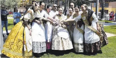  ?? ?? Reina y damas fueron las encargadas de prender la mecha de la traca que inició el anuncio del arranque festivo.