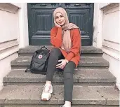  ??  ?? Die Krefelder Bloggerin Mihriban Tezel (23) veröffentl­icht im Internet unter „mihbur681“regelmäßig Fotos eigener Outfits im „Modest Fashion“-Stil und hat damit bisher 46.000 Follower gewonnen.