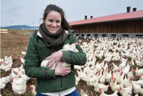  ?? Foto: Andreas Lode ?? Auf dem Bio Hühnerhof von Anna Ostermeier und ihrem Mann Jörg leben 6000 Hennen. Das Besondere: Auch ihre „Brüder“, also die männlichen Küken, dürfen aufwachsen und werden nicht wie üblich nach dem Schlüpfen getötet.