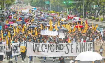  ??  ?? “Nuestro silencio pide justicia a gritos”, “señor, señora, no sea indiferent­e, que matan estudiante­s enfrente de la gente”, fueron algunas consignas de los estudiante­s durante la manifestac­ión que recorrió parte de Paseo de la Reforma.