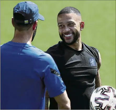  ??  ?? Depay, sonriente ayer hablando con Ruud van Nistelrooy, asistente de Frank de Boer