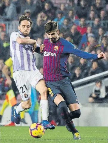  ?? FOTO: PEP MORATA ?? Gerard Piqué se mostró incansable en todas las zonas del campo De una cabalgada suya nació el 1-0