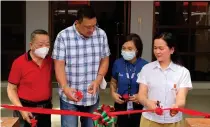  ?? CONTRIBUTE­D PHOTO ?? San Miguel Aerocity Inc. Project Lead Cecile Ang and Bulakan Mayor Vergel Meneses formally open the SMAI Livelihood Center in Barangay San Nicolas, Bulakan, Bulacan together with facility owner Porfirio Ting and Technical Education Skills and Developmen­t Authority Bulacan Provincial Director Gerty Pagaran.