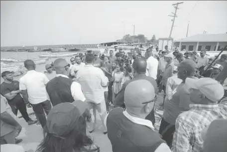  ?? ?? President Irfaan Ali speaking to the fishermen (Office of the President photo)