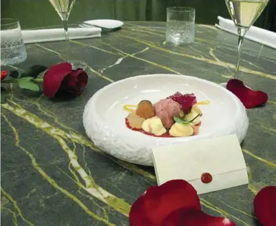  ?? ?? Cena di coppia Tra le tante proposte per gustarsi San Valentino anche a tavola, vivendo l’atmosfera bohémienne di Torino, si segnala quella di Ristotram, che ha impostato un tour dedicato con una cena gourmet a lume di candela e Champagne