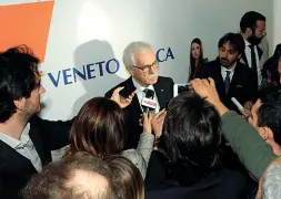  ??  ?? Calvario L’ex presidente di Veneto Banca Francesco Favotto all’assemblea 2015