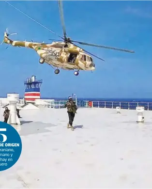  ?? EFE ?? Un helicópter­o se posó sobre el buque y descendier­on 12 combatient­es con rifles de asalto