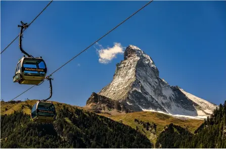  ??  ?? Matterhorn, Zermatt Die markante Geometrie des Matterhorn­s, verbunden mit zwei Gondelbahn­en, die von links diagonal ins Bild schweben, machen den Reiz dieses Fotos aus. Auch dieses Bild „liest“sich von links nach rechts, der Richtung der Tragseile folgend. Der Blick endet am Berg.