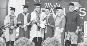  ??  ?? TERUSKAN USAHA: Dr Abdul Rahman menyerahka­n sijil kecemerlan­gan kepada salah seorang pelajar pada Majlis Graduasi SMK Seri Patiambun, Limbang semalam. Turut kelihatan Imban (kiri) dan Ahmad.