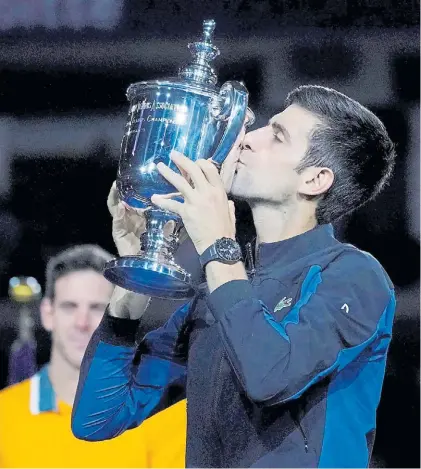  ?? REUTERS ?? Es mía. El serbio de 31 años besa el trofeo en Flushing Meadows por tercera vez en su carrera.