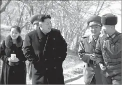  ??  ?? KIM JONG-UN. Junto a un grupo de militares. Detrás de él, su hermana.