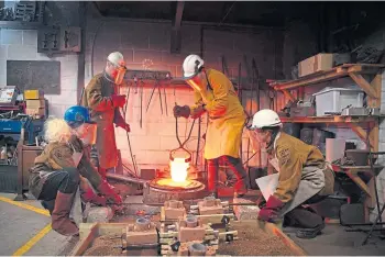  ??  ?? WORKSHOP: Sculptors melting bronze at the Lumsden hub. Picture by Jason Hedges.