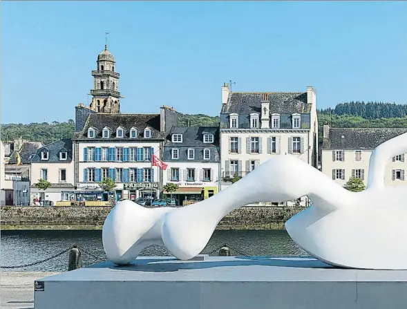  ??  ?? Large reclining figure (1964), un escultura en fibra de vidrio, corona el aparcamien­to del muelle de Léon en Landerneau