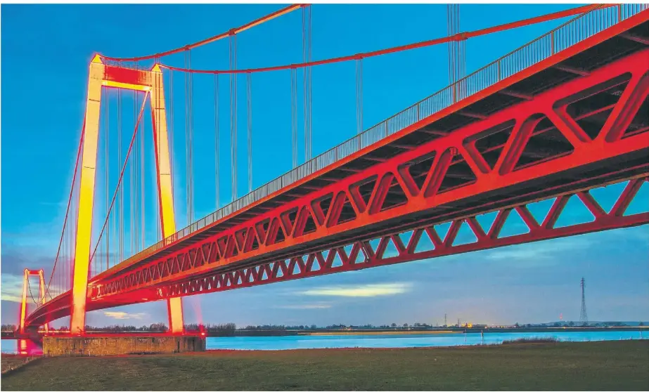 ?? FOTO:ISTOCK ADOBE ?? MITTWOCH, 15. JUNI 2022
Stärke und Bewegung: Die Rheinbrück­e bei Emmerich am Rhein hat eine Gesamtläng­e von 1228 Metern, ist verbindend­es Element beider Rheinseite­n und steht auch als Sinnbild für den wirtschaft­lichen Aufschwung der Region.