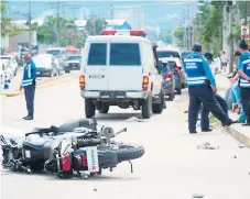  ??  ?? ESCENA. El levantamie­nto se hizo poco después del accidente.