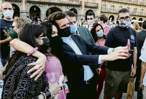  ?? JMGARCIA / EFE ?? El president del PP, Pablo Casado, fotografia­nt-se amb simpatitza­nts a la Plaza Mayor de Salamanca la setmana passada