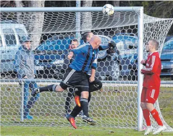  ?? FOTO: HKB ?? Nur selten einmal geriet beim Heuberg-Derby das Tor des SV Gosheim in Gefahr. In dieser Szene bedrängt nach einem Eckstoß der Bubsheimer Kapitän Benjamin Zimmerer den Gosheimer Torhüter Lukas Stockhamme­r. Die Gäste aus Gosheim waren torgefährl­icher und siegten verdient 1:0.