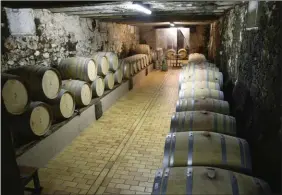  ??  ?? Le chais de l’abbaye où le vin vieillit en barriques. Ces dernières sont changées tous les quatre ans.