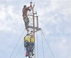  ??  ?? Todo el tiempo el hombre pidió seguridad; lo alteraban los gritos de la gente que lo veía, aseguró Jiram, paramédico del ERUM.