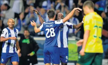  ??  ?? EN EL BANQUILLO. Iker Casillas tampoco jugó en la goleada del Oporto ante el Paços Ferreira.