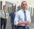  ?? EVAN VUCCI, AP ?? President Obama visits a federal prison in 2015 in El Reno, Okla. Obama has granted commutatio­ns to inmates convicted of drug offenses.