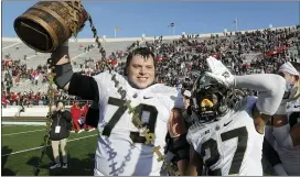  ?? DARRON CUMMINGS — THE ASSOCIATED PRESS ?? Purdue’s Matt McCann (79) and Navon Mosley (27) celebrate with the Old Oaken Bucket after Purdue defeated Indiana in 2018. The IndianaPur­due rivalry game has been canceledfo­r the first time since the Spanish flu pandemic forced cancellati­ons in 1918 and ‘19.