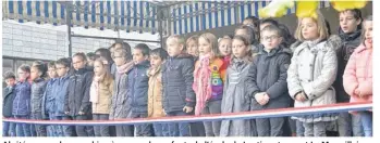  ??  ?? Abrités par un barnum bien à propos, les enfants de l’école de Lantic entonnent La Marseillai­se suivie de la chanson « Le Soldat » de Florent Pagny.
