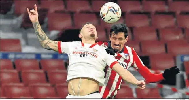  ?? JUANJO MARTÍN / EFE ?? El defensa Stefan Savic disputa un balón aéreo con el argentino Lucas Ocampos.