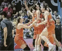  ?? FOTOS: EFE ?? La lesionada Raquel Carrera, levantando la primera Copa de la Reina del Valencia Basket. Las ‘taronja’ fueron muy superiores a lo largo de los cuarenta minutos